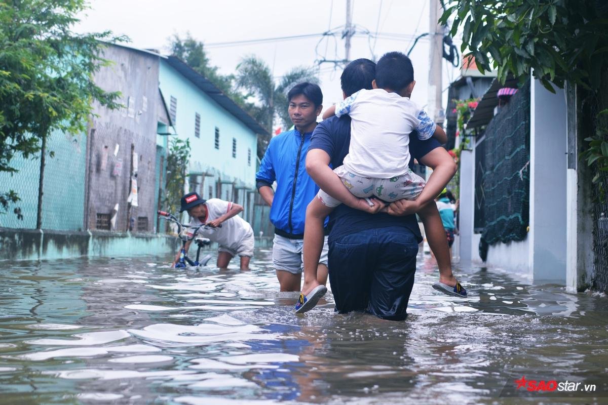 Mưa ngập lịch sử ở TP.HCM: Người dân kết bè thả ra đường, thích thú túm tụm chụp ảnh vui chơi giữa biển nước Ảnh 12