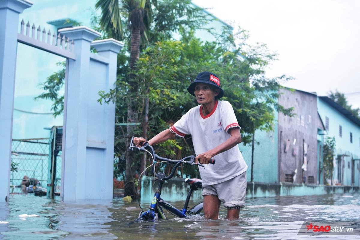 Mưa ngập lịch sử ở TP.HCM: Người dân kết bè thả ra đường, thích thú túm tụm chụp ảnh vui chơi giữa biển nước Ảnh 10