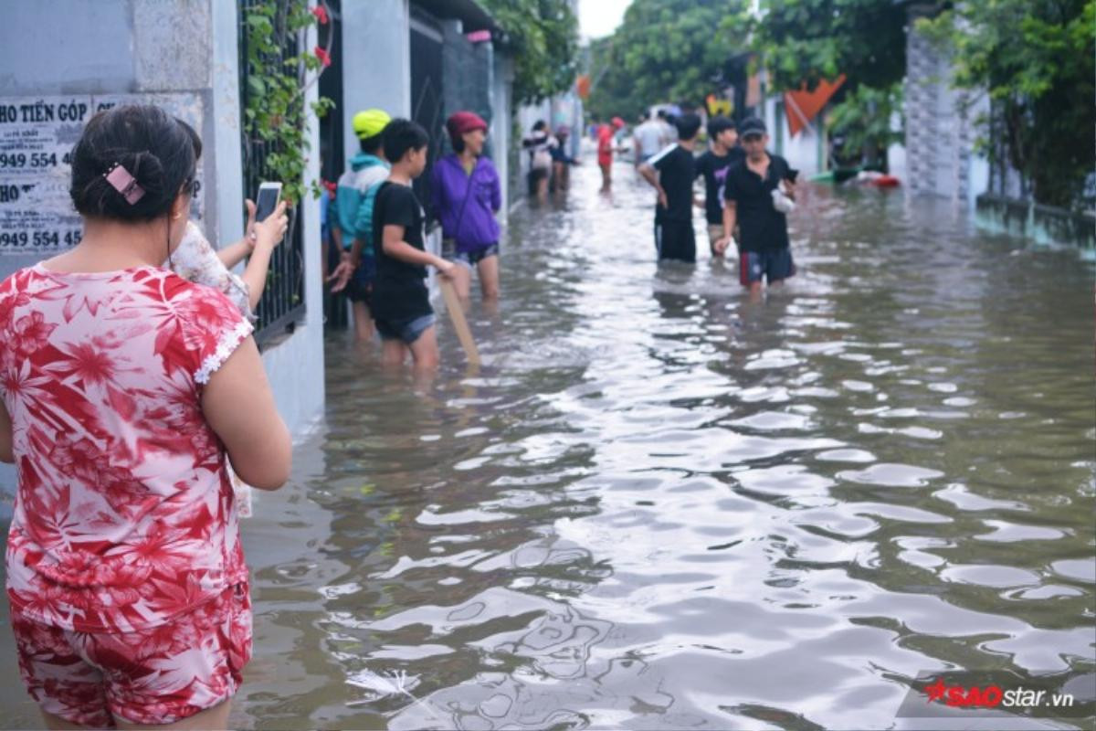 Nhà biến thành sông sau trận bão số 9, các 'vận động viên bơi lội không chuyên' thỏa thích tập luyện ngụp lặn Ảnh 1