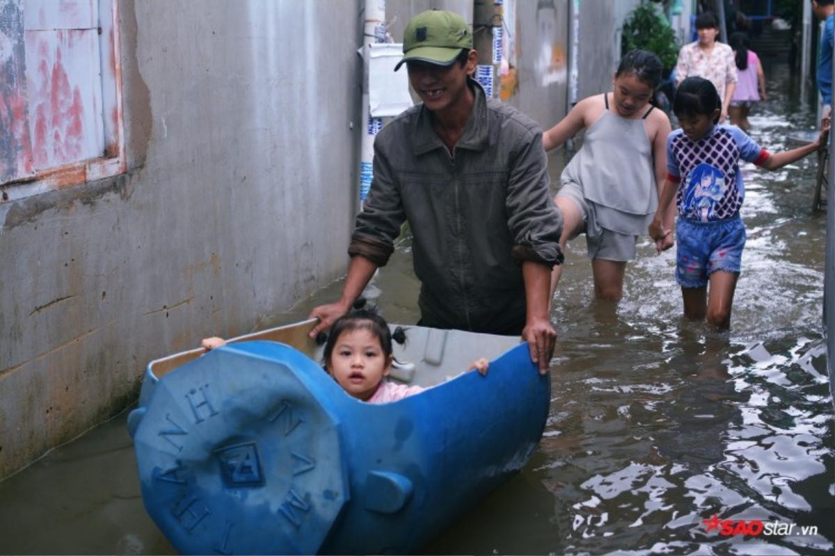 Nhà biến thành sông sau trận bão số 9, các 'vận động viên bơi lội không chuyên' thỏa thích tập luyện ngụp lặn Ảnh 3