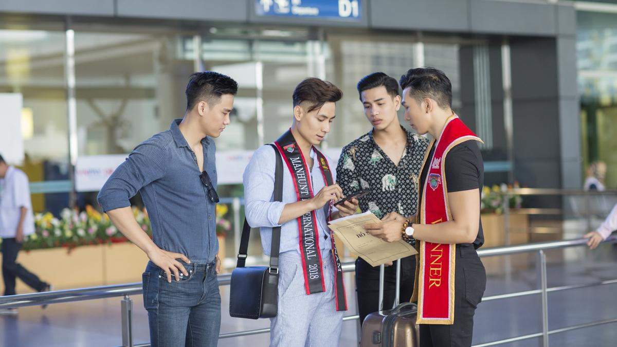 Dàn trai đẹp Ngọc Tình, Trịnh Bảo làm 'náo loạn' sân bay khi tiễn Mai Tuấn Anh đi thi Manhunt International 2018 Ảnh 8