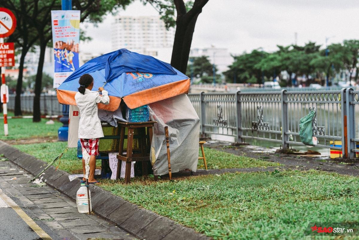 Mưa lũ lịch sử ở TP.HCM: Nước ngập nửa người khiến nhiều xe cộ hư hỏng, rác thải ứ đọng nhiều tuyến đường Ảnh 13