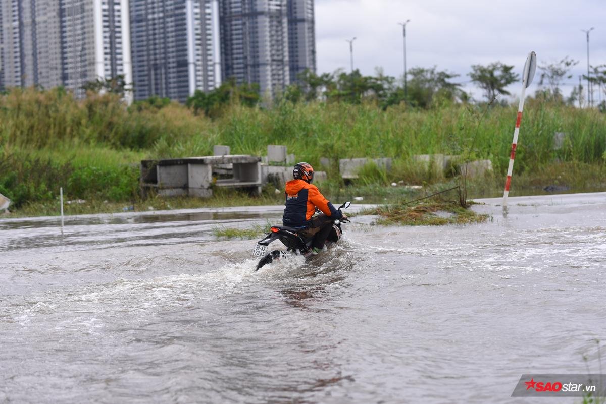 Mưa lũ lịch sử ở TP.HCM: Nước ngập nửa người khiến nhiều xe cộ hư hỏng, rác thải ứ đọng nhiều tuyến đường Ảnh 2