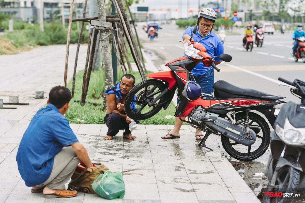 Mưa lũ lịch sử ở TP.HCM: Nước ngập nửa người khiến nhiều xe cộ hư hỏng, rác thải ứ đọng nhiều tuyến đường Ảnh 6