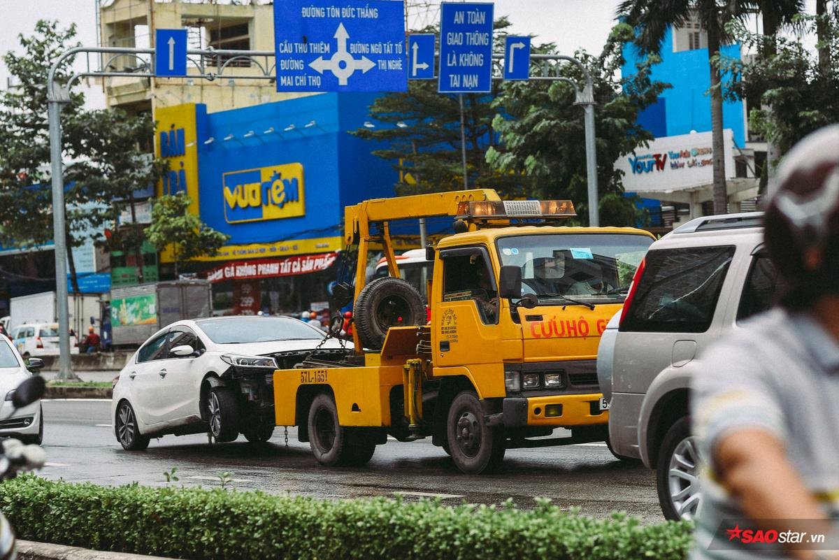 Mưa lũ lịch sử ở TP.HCM: Nước ngập nửa người khiến nhiều xe cộ hư hỏng, rác thải ứ đọng nhiều tuyến đường Ảnh 7