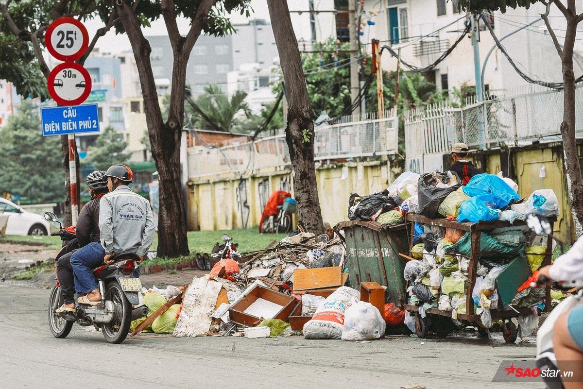 Mưa lũ lịch sử ở TP.HCM: Nước ngập nửa người khiến nhiều xe cộ hư hỏng, rác thải ứ đọng nhiều tuyến đường Ảnh 9