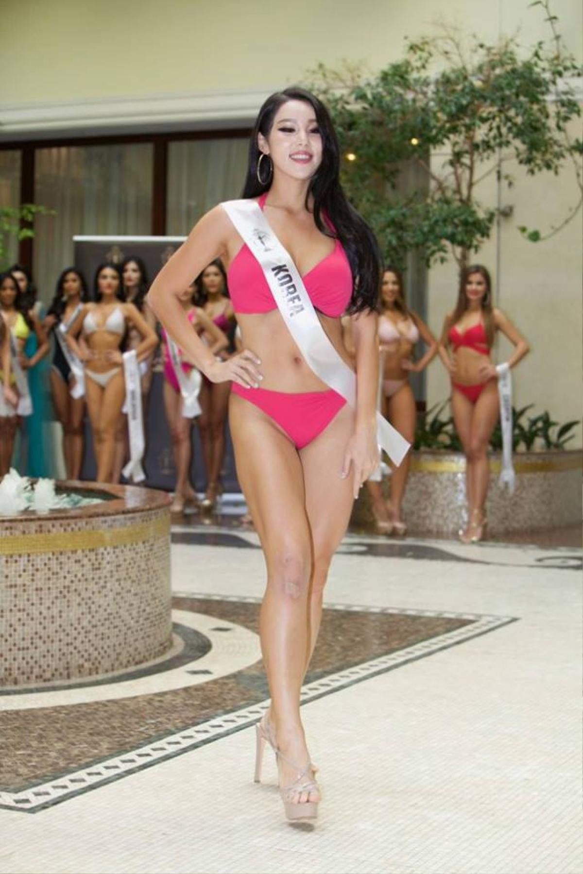 Đối thủ Minh Tú lộ cả vết quần bơi, body thừa mỡ tại phần thi áo tắm Miss Supranational Ảnh 8