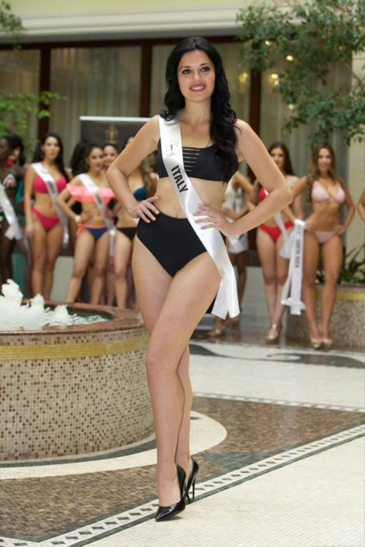 Đối thủ Minh Tú lộ cả vết quần bơi, body thừa mỡ tại phần thi áo tắm Miss Supranational Ảnh 4