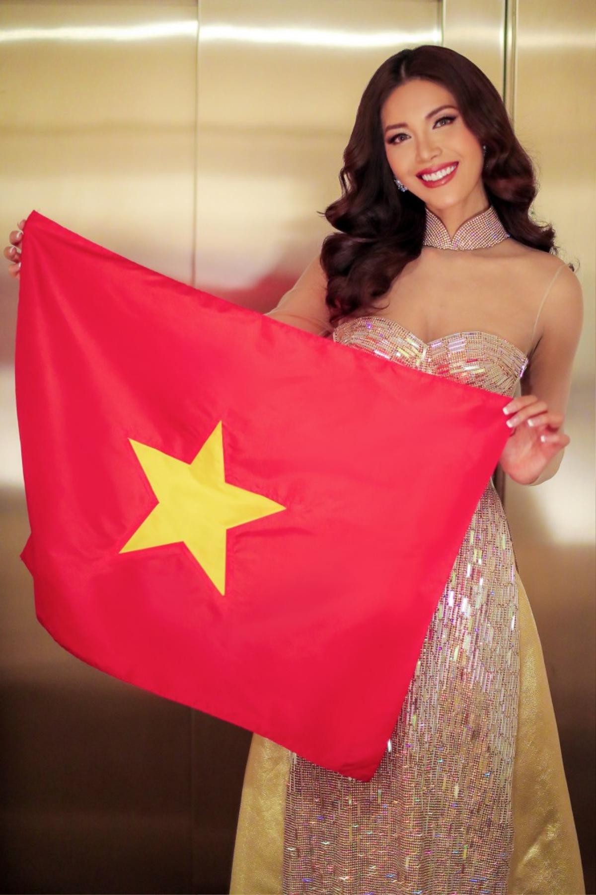 Tuyển tập những chiếc váy ánh kim tuyệt tác của Minh Tú tại Miss Supranational 2018 Ảnh 10