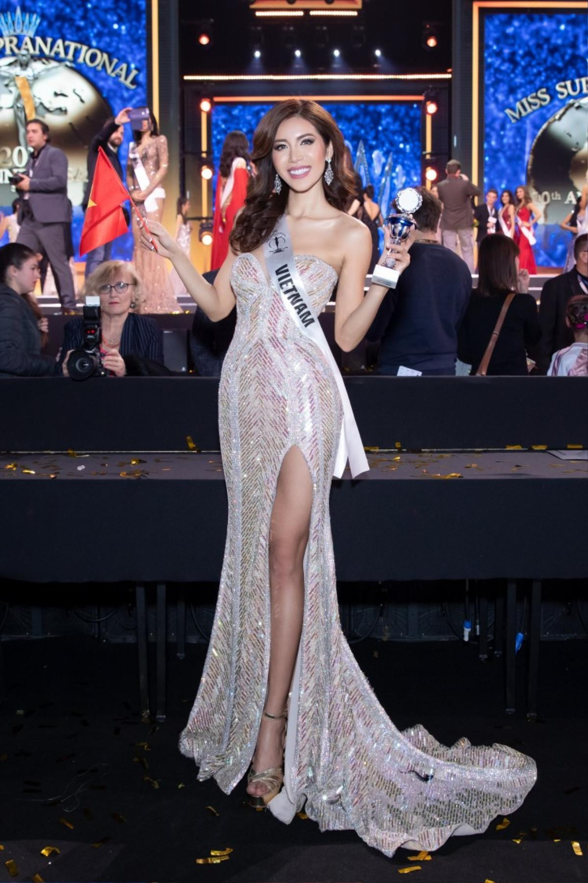 Tuyển tập những chiếc váy ánh kim tuyệt tác của Minh Tú tại Miss Supranational 2018 Ảnh 13