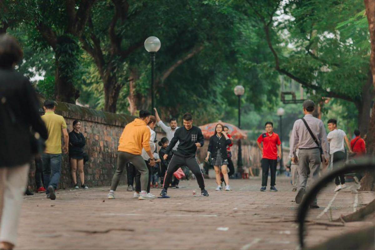 Quang Hải, Bùi Tiến Dũng 'học' Chi Pu đi làm ca sĩ Ảnh 1