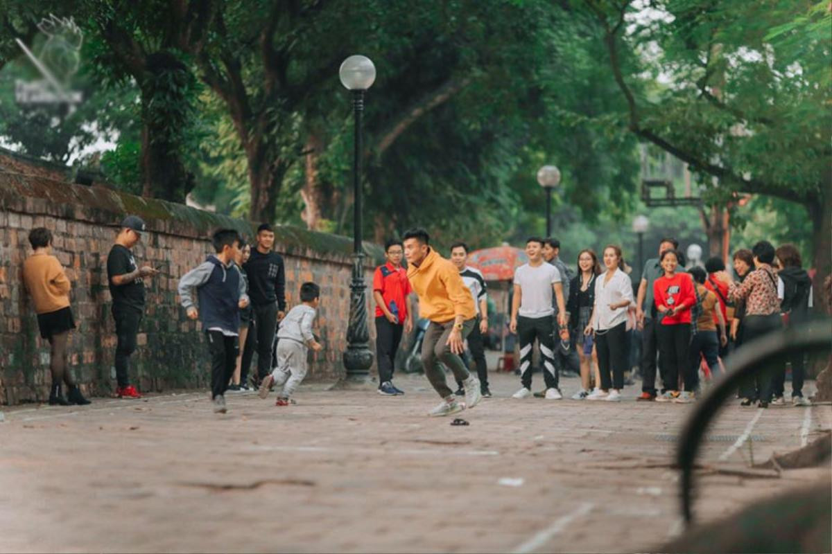 Quang Hải, Bùi Tiến Dũng 'học' Chi Pu đi làm ca sĩ Ảnh 2