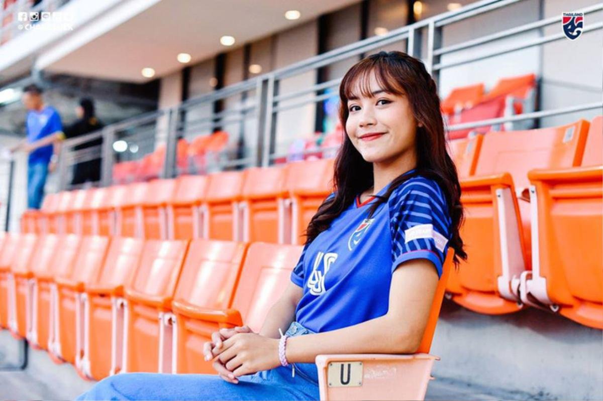 Các mỹ nữ Đông Nam Á đua nhau khoe sắc trên khán đài AFF Cup Ảnh 7