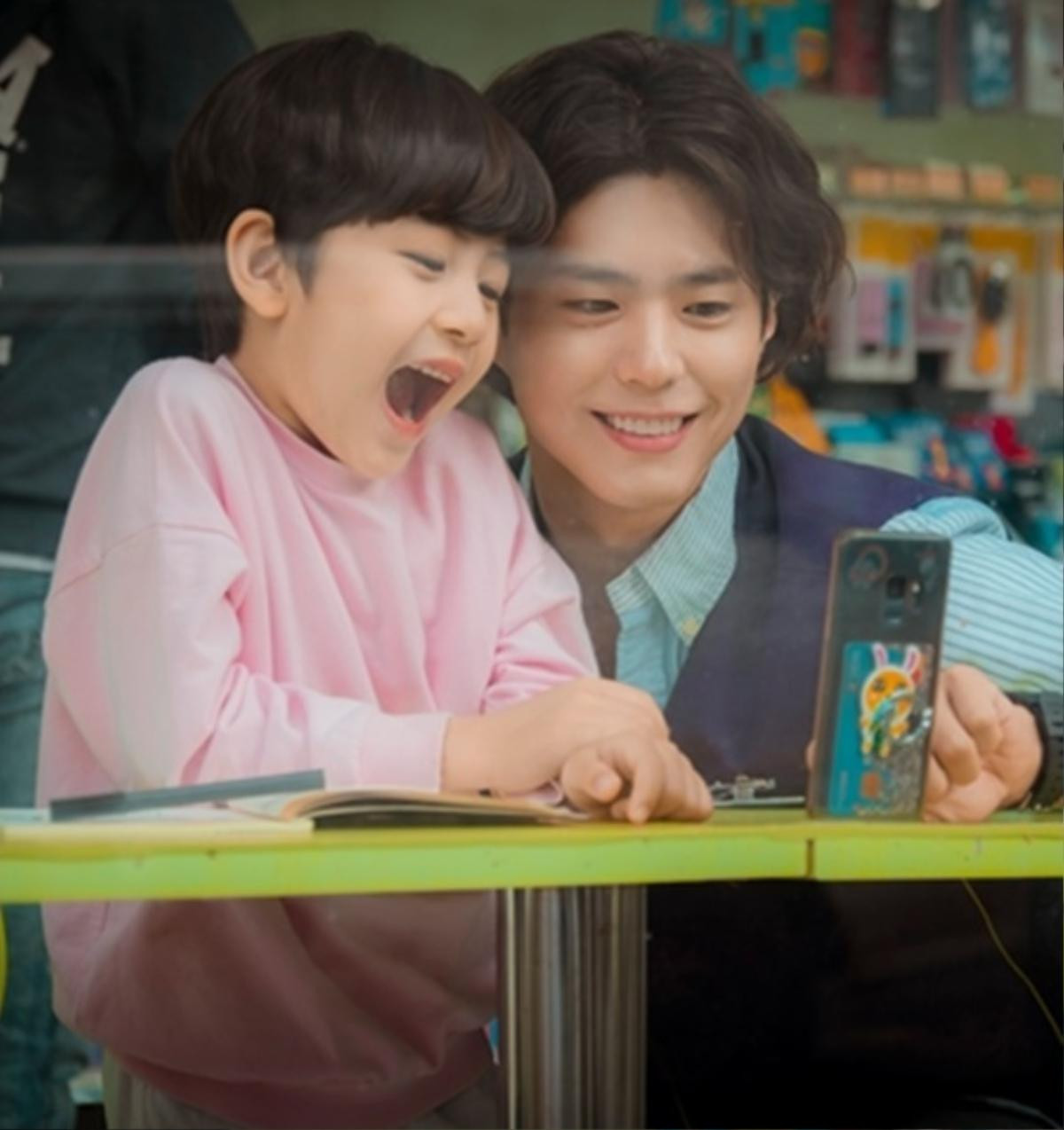 Còn 1 ngày nữa sẽ chiếu, 'Encounter' tung loạt ảnh hồn nhiên, đáng yêu Park Bo Gum chơi đùa với trẻ con Ảnh 4