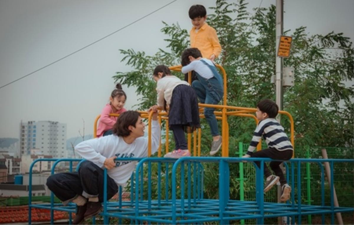 Còn 1 ngày nữa sẽ chiếu, 'Encounter' tung loạt ảnh hồn nhiên, đáng yêu Park Bo Gum chơi đùa với trẻ con Ảnh 3