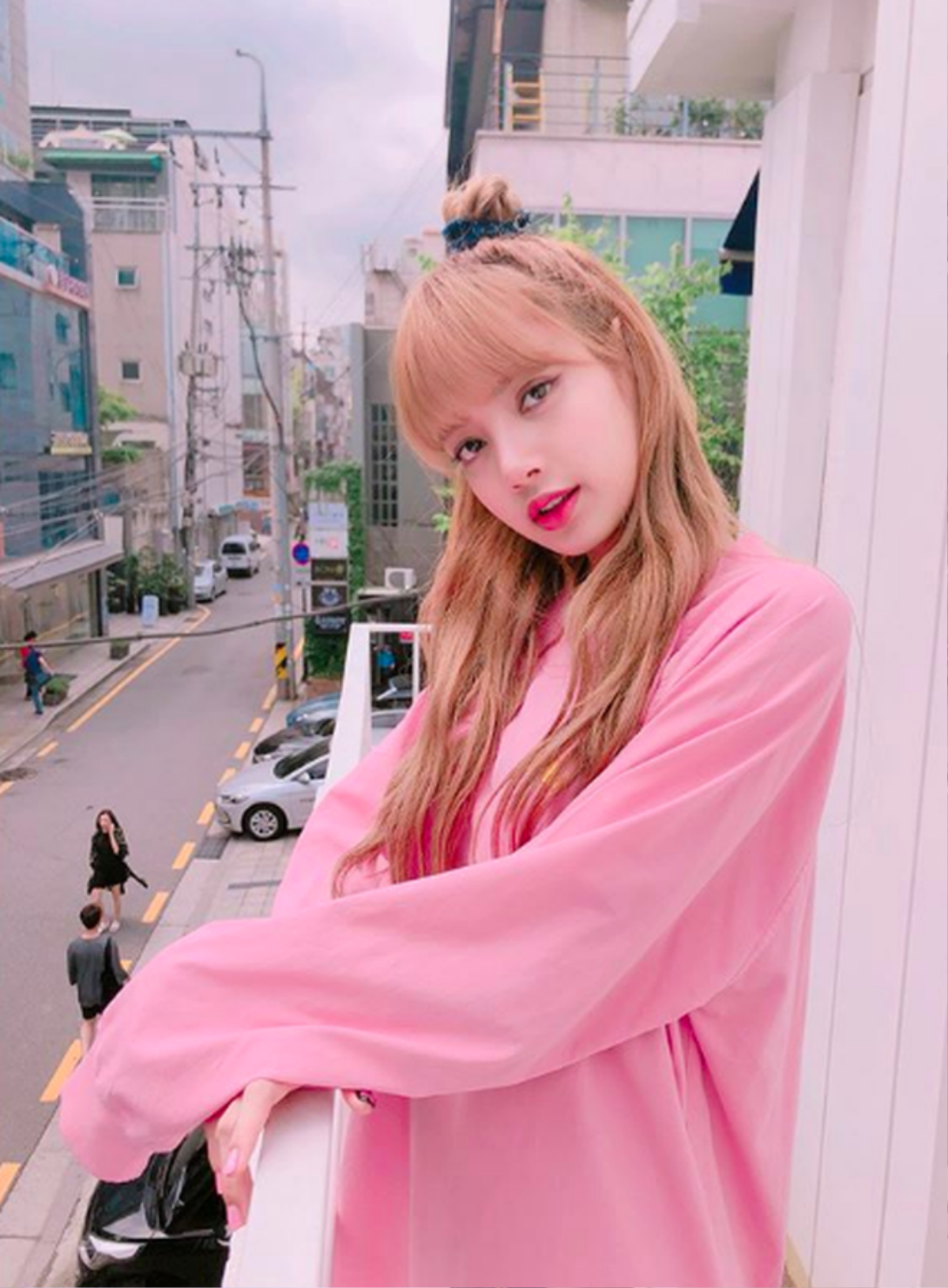 Lisa (Black Pink) bất ngờ 'xuống tóc' xinh đẹp trong lúc dư luận đang 'chĩa mũi nhọn' vào thành viên Jennie Ảnh 4