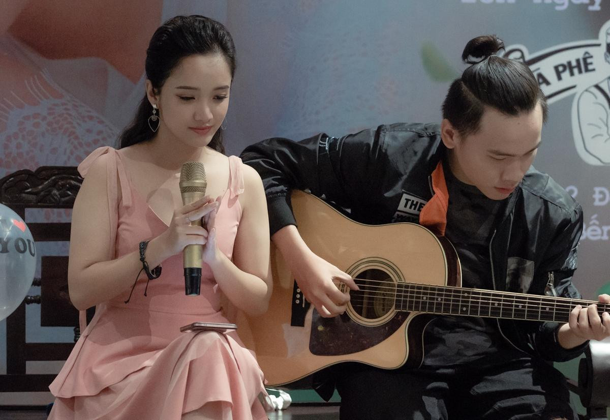 Gia Linh chiêu đãi fan liên khúc acoustic đầy ngẫu hứng, thân thiết bên Mai Ngô ngày sinh nhật Ảnh 2