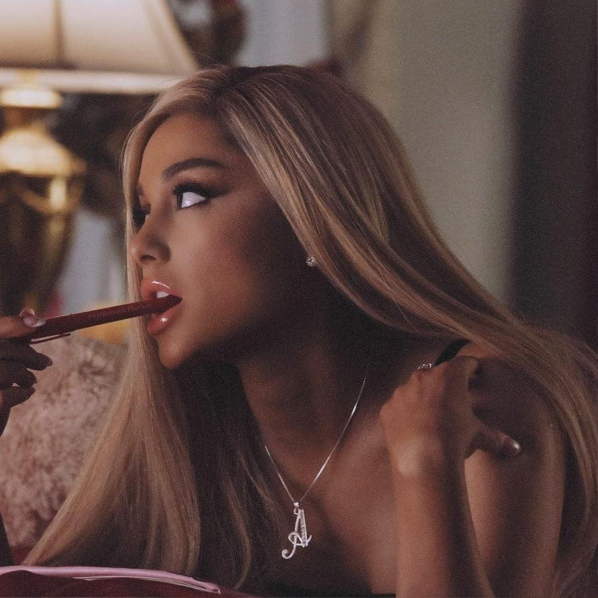 Tạm biệt Ariana Grande ngây ngô, xin chào 'Nữ hoàng thị phi' mới của Hollywood! Ảnh 1