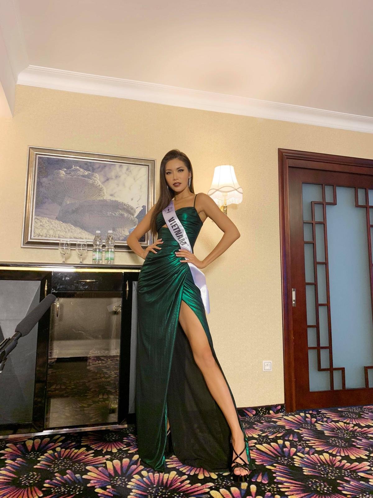 Minh Tú tiếp tục giật 'spotlight' tại Miss Supranational 2018: Đoán xem lần này sẽ là gì đây? Ảnh 1