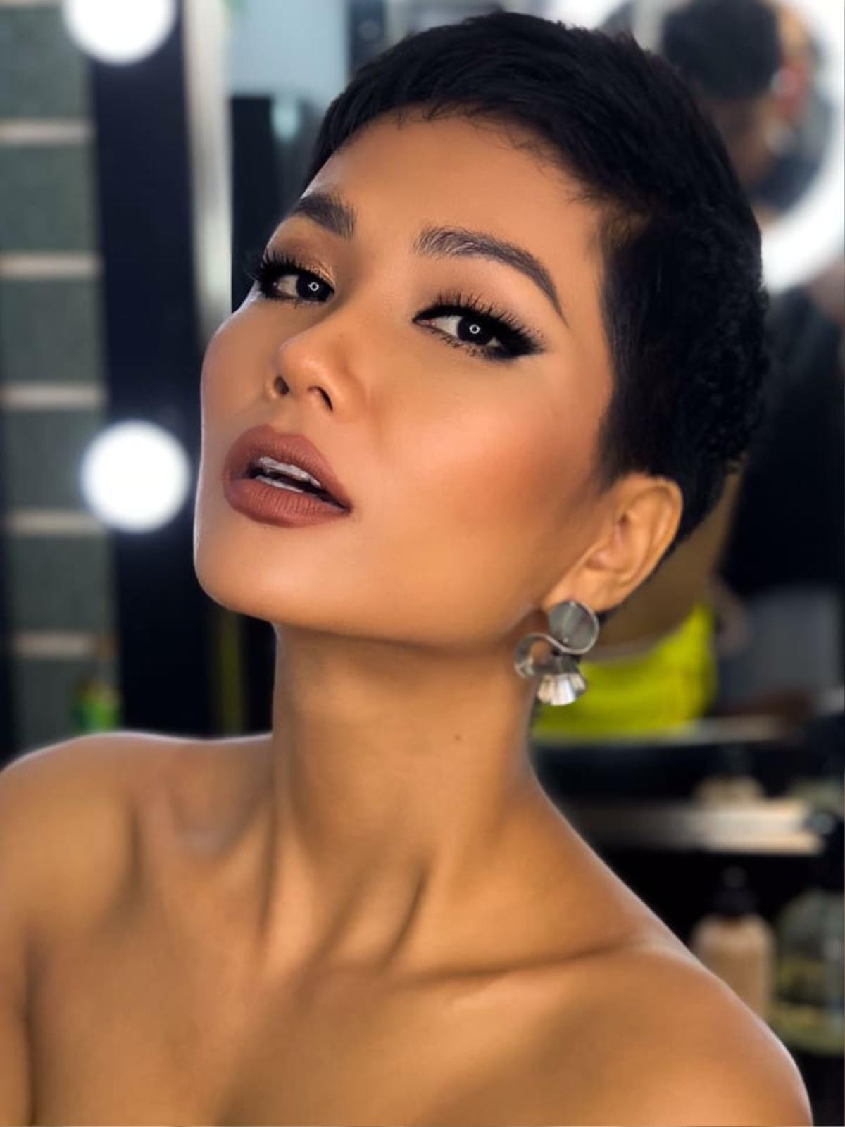 Trước thềm khai chiến, H'Hen Niê đã chễm chệ ở vị trí Á hậu 2 Miss Universe 2018 Ảnh 4