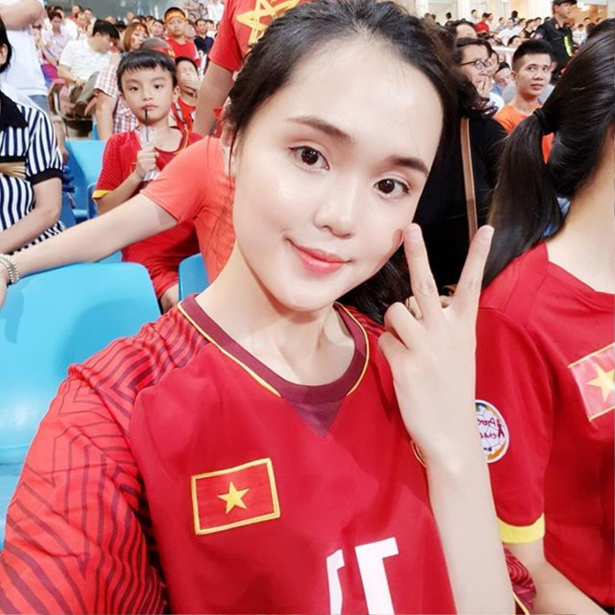 Em vợ Văn Quyết dậy sớm mua đồ cho nam vương AFF Cup 2018 Ảnh 5