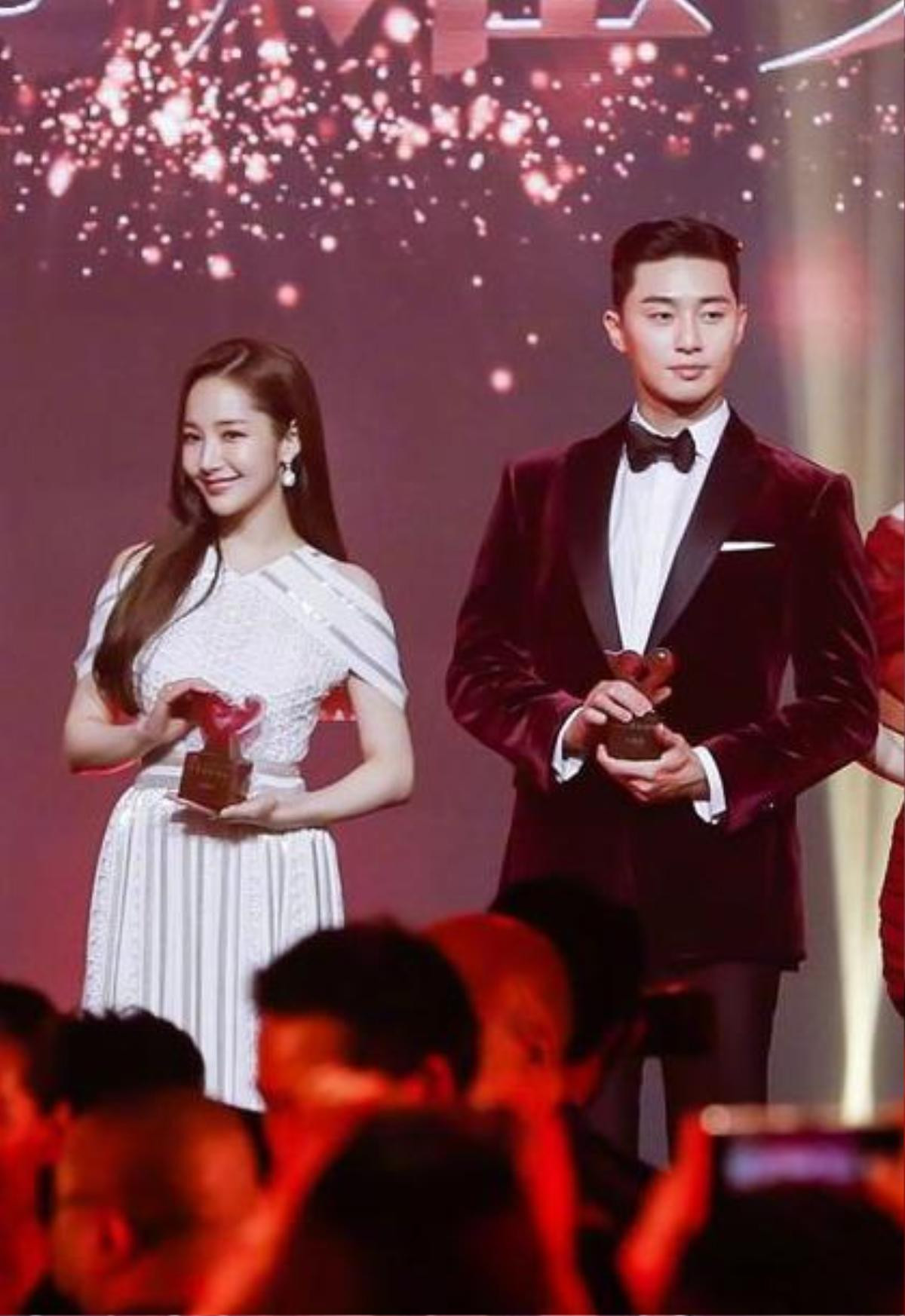 Lần đầu đứng cạnh sau tin đồn hẹn hò, Park Seo Joon - Park Min Young vẫn 'mỗi người nhìn một hướng' không chạm mắt nhau Ảnh 5