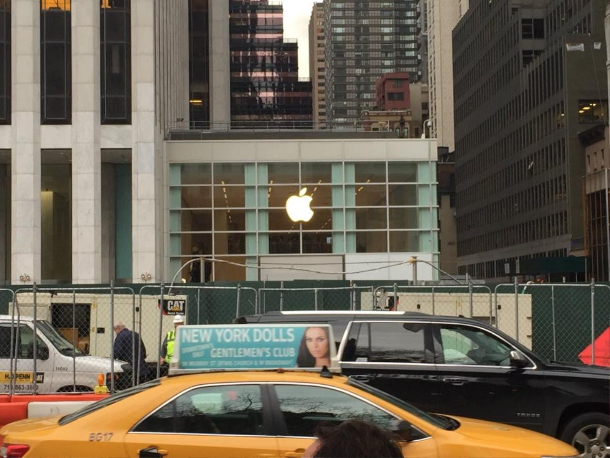 Tôi đã đến thăm cửa hàng 'xịn sò' nhất của Apple và Microsoft tại New York và người chiến thắng thì quá rõ ràng Ảnh 1