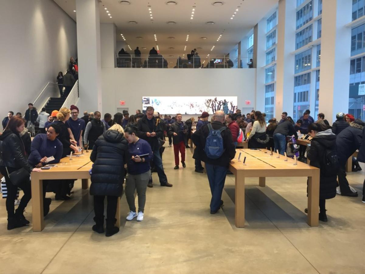 Tôi đã đến thăm cửa hàng 'xịn sò' nhất của Apple và Microsoft tại New York và người chiến thắng thì quá rõ ràng Ảnh 2