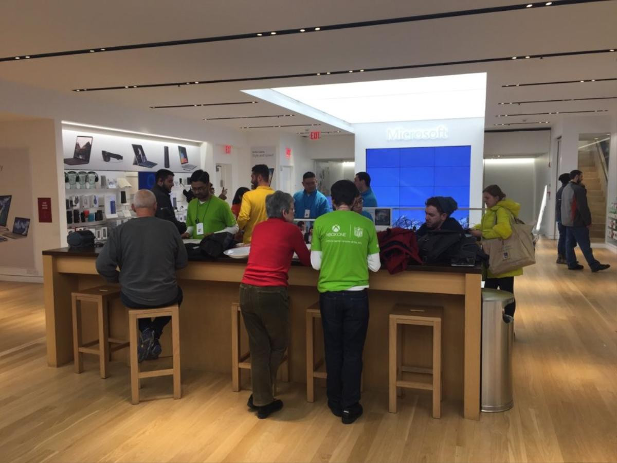 Tôi đã đến thăm cửa hàng 'xịn sò' nhất của Apple và Microsoft tại New York và người chiến thắng thì quá rõ ràng Ảnh 13