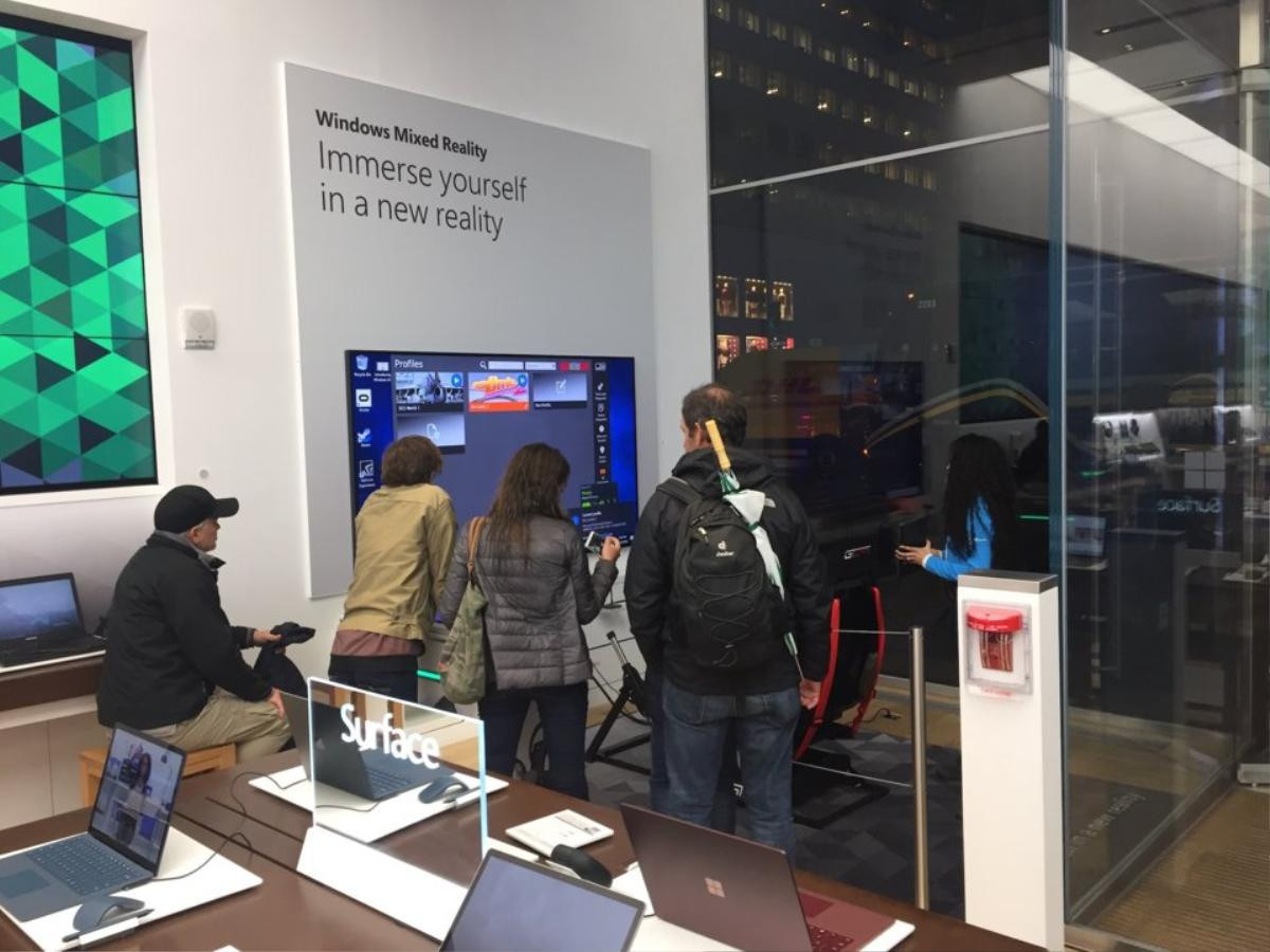 Tôi đã đến thăm cửa hàng 'xịn sò' nhất của Apple và Microsoft tại New York và người chiến thắng thì quá rõ ràng Ảnh 16