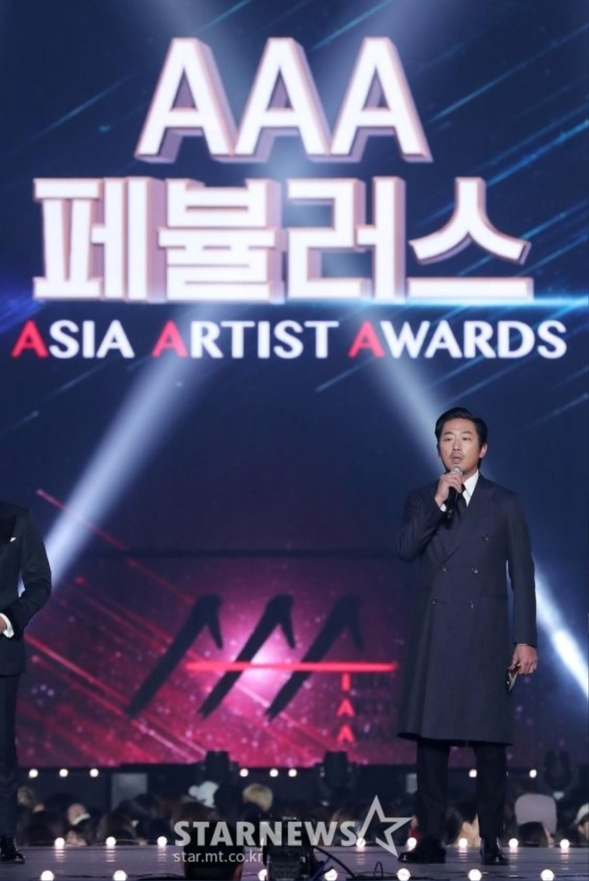 Kết quả 'Asia Artist Awards 2018' gây tranh cãi: Lee Byung Hun - IU 'gom' 4 cúp, Ha Jung Woo 3 cúp Ảnh 2