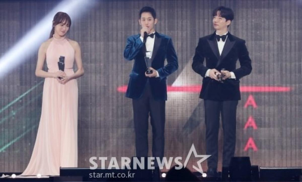 Kết quả 'Asia Artist Awards 2018' gây tranh cãi: Lee Byung Hun - IU 'gom' 4 cúp, Ha Jung Woo 3 cúp Ảnh 9