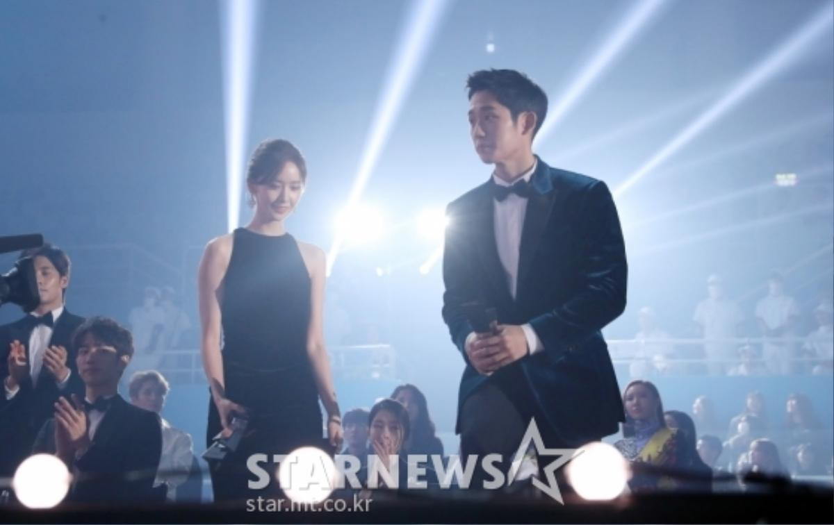 Khoảnh khắc đẹp đôi của Yoona - Jung Hae In và Suzy - Yoo Yeon Seok tại 'Asia Artist Awards 2018' Ảnh 8