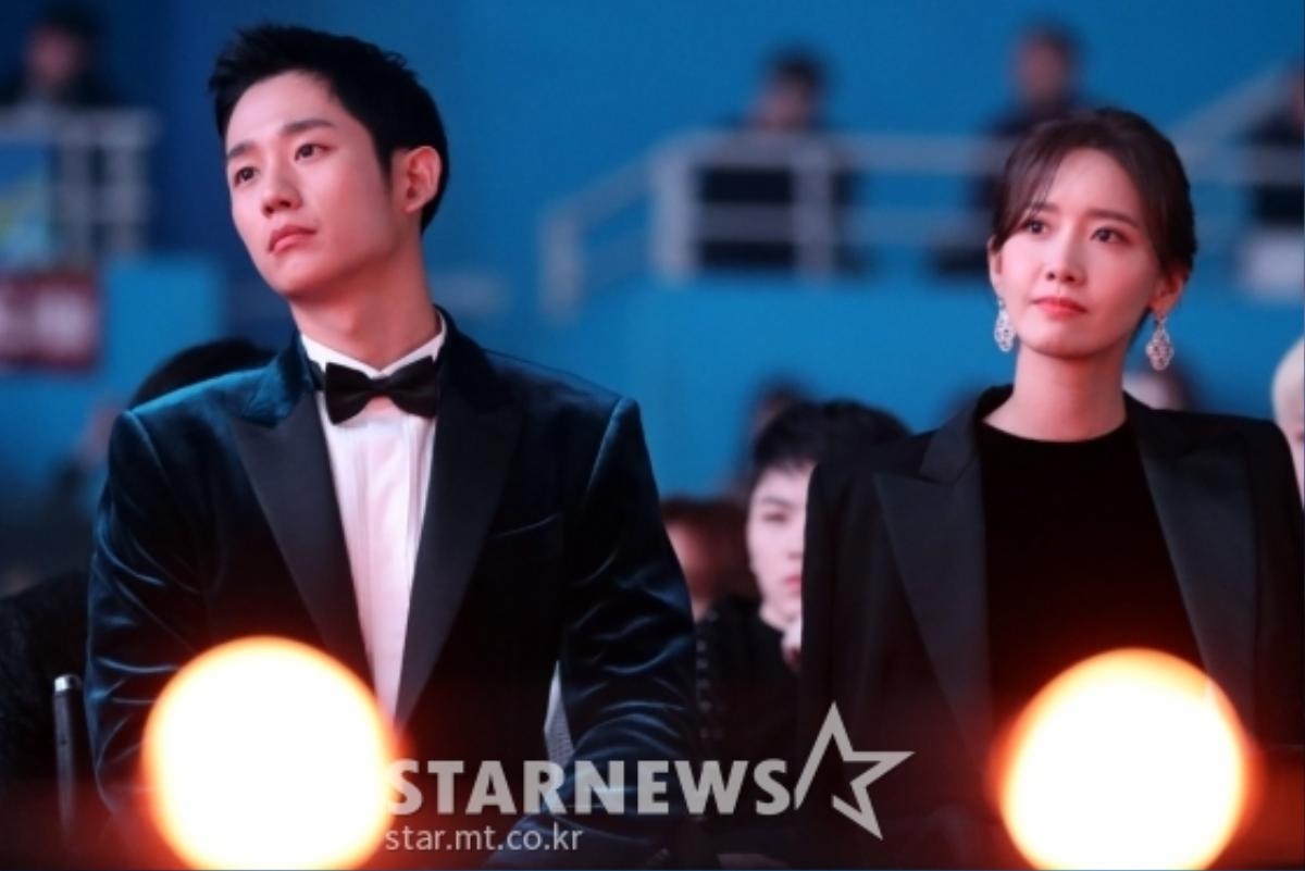 Khoảnh khắc đẹp đôi của Yoona - Jung Hae In và Suzy - Yoo Yeon Seok tại 'Asia Artist Awards 2018' Ảnh 7