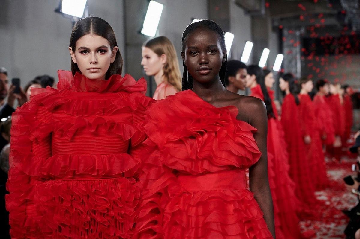 Kaia Gerber nổi bật với vị trí vedette cho show thời trang của Valentino Ảnh 1