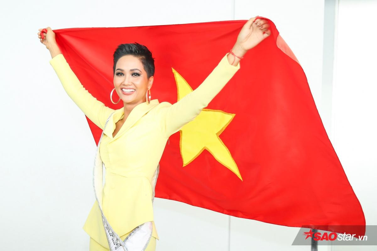 Gia đình 'tiễn chân' Hoa hậu H'Hen Niê đi thi Miss Universe 2018 nhưng điều đặc biệt gây chú ý là… Ảnh 7