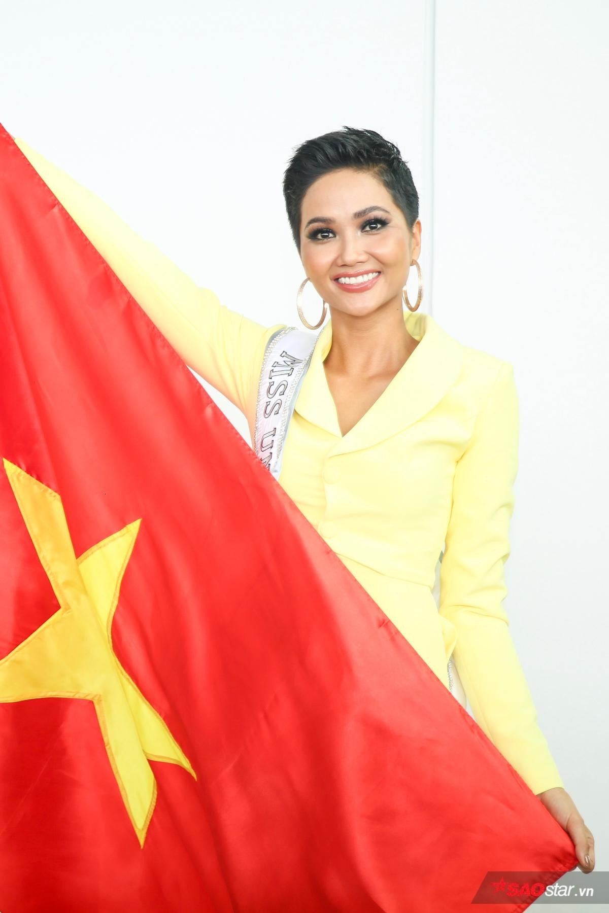 Gia đình 'tiễn chân' Hoa hậu H'Hen Niê đi thi Miss Universe 2018 nhưng điều đặc biệt gây chú ý là… Ảnh 11