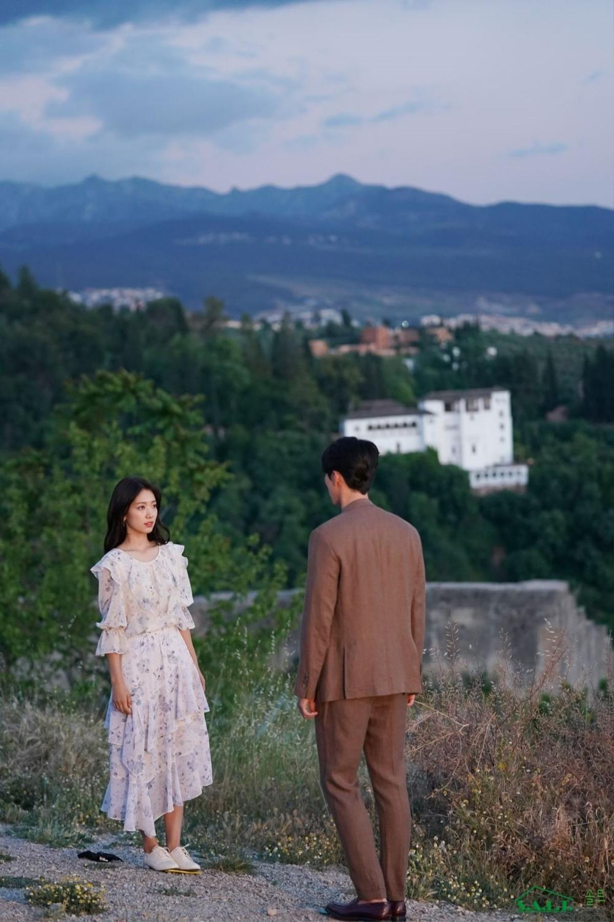 Park Shin Hye xinh đẹp tựa nữ thần, chơi bóng đá trên phim trường 'Memories Of The Alhambra' Ảnh 10