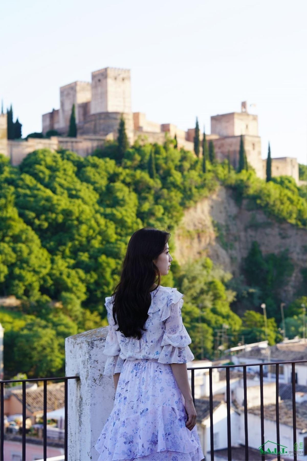 Park Shin Hye xinh đẹp tựa nữ thần, chơi bóng đá trên phim trường 'Memories Of The Alhambra' Ảnh 3