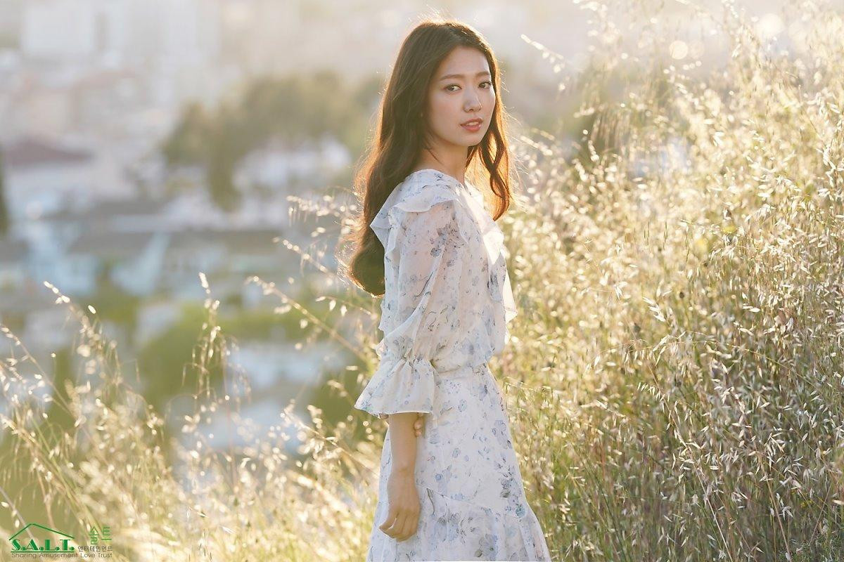 Park Shin Hye xinh đẹp tựa nữ thần, chơi bóng đá trên phim trường 'Memories Of The Alhambra' Ảnh 8