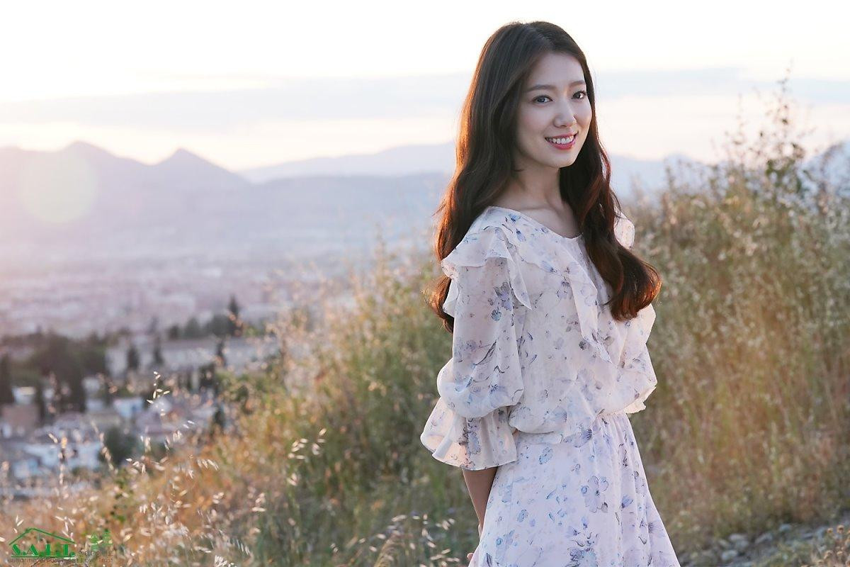 Park Shin Hye xinh đẹp tựa nữ thần, chơi bóng đá trên phim trường 'Memories Of The Alhambra' Ảnh 14