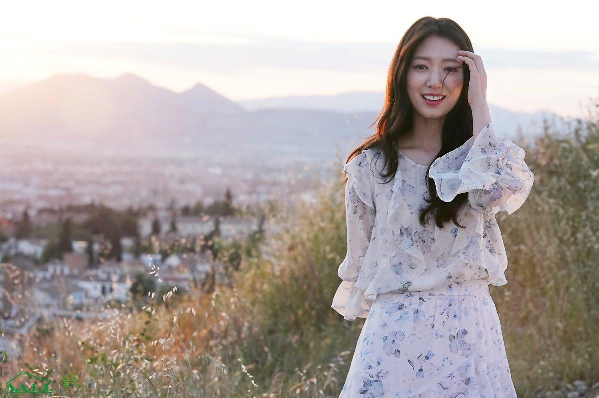 Park Shin Hye xinh đẹp tựa nữ thần, chơi bóng đá trên phim trường 'Memories Of The Alhambra' Ảnh 13