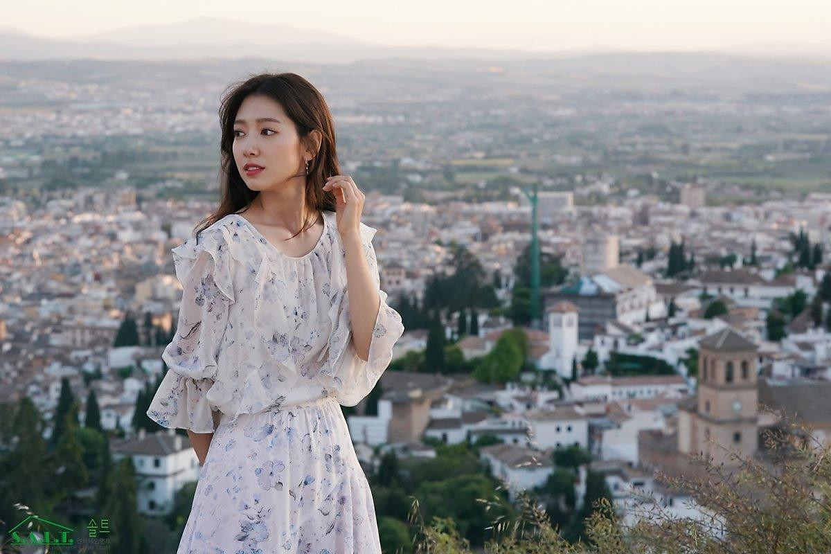 Park Shin Hye xinh đẹp tựa nữ thần, chơi bóng đá trên phim trường 'Memories Of The Alhambra' Ảnh 11