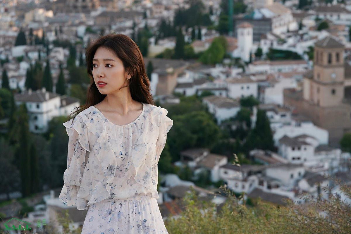 Park Shin Hye xinh đẹp tựa nữ thần, chơi bóng đá trên phim trường 'Memories Of The Alhambra' Ảnh 12