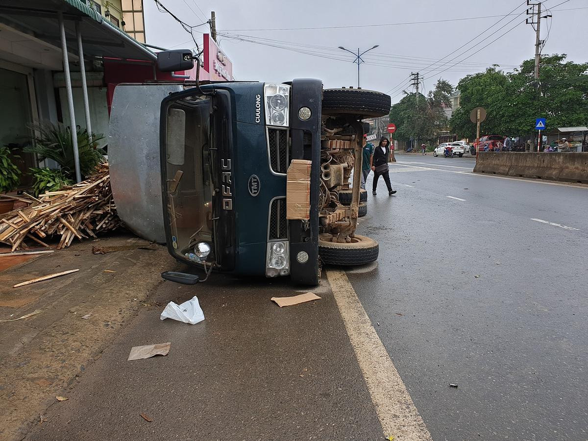 Đánh lái tránh cụ ông đạp xe qua đường, xe tải lật nhào như phim hành động đè móp đuôi xế hộp CX5 Ảnh 1