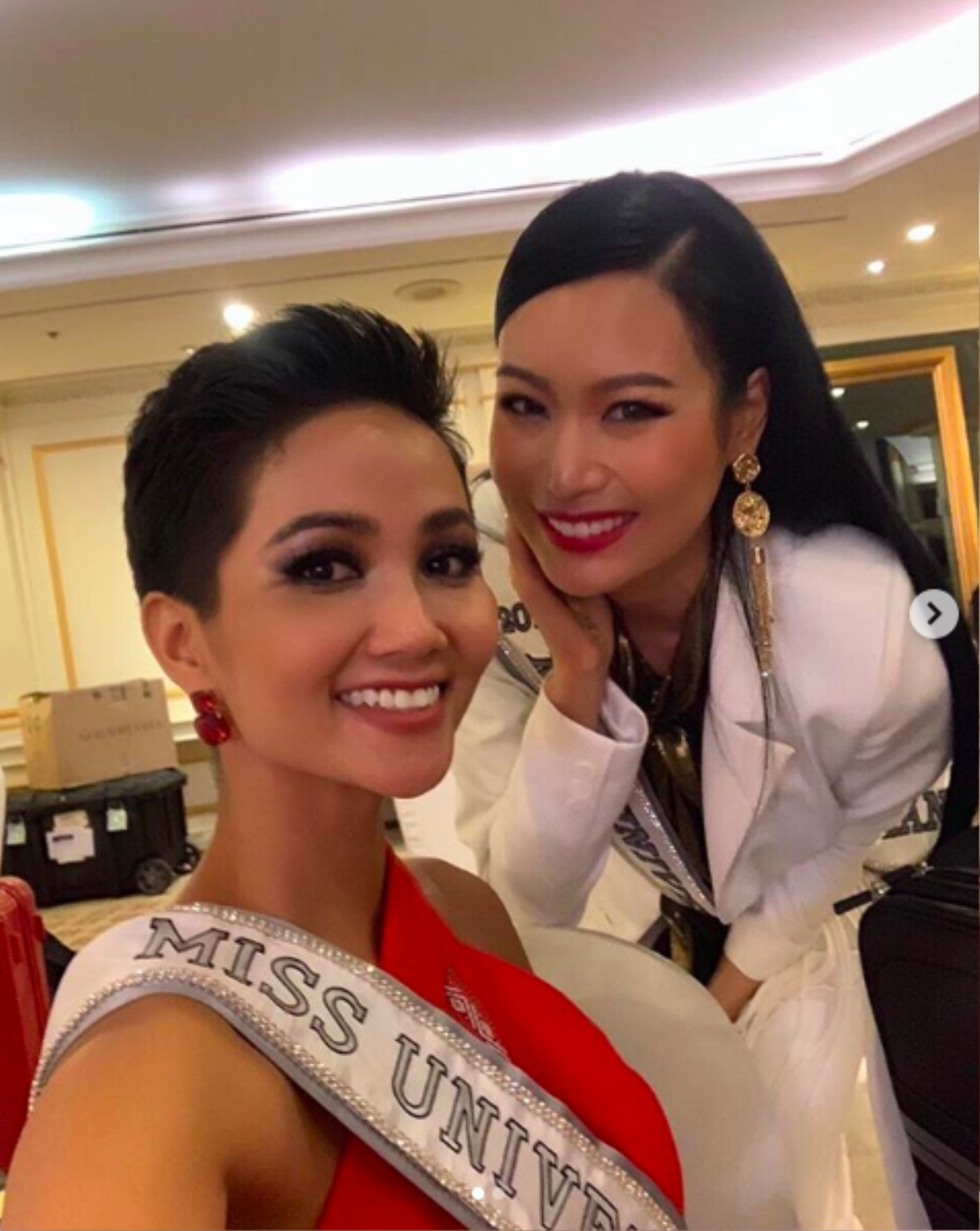 H'Hen Niê tự tin 'đọ sắc' cùng Miss Universe Thailand 2018 tại 'xứ sở chùa Vàng' Ảnh 2