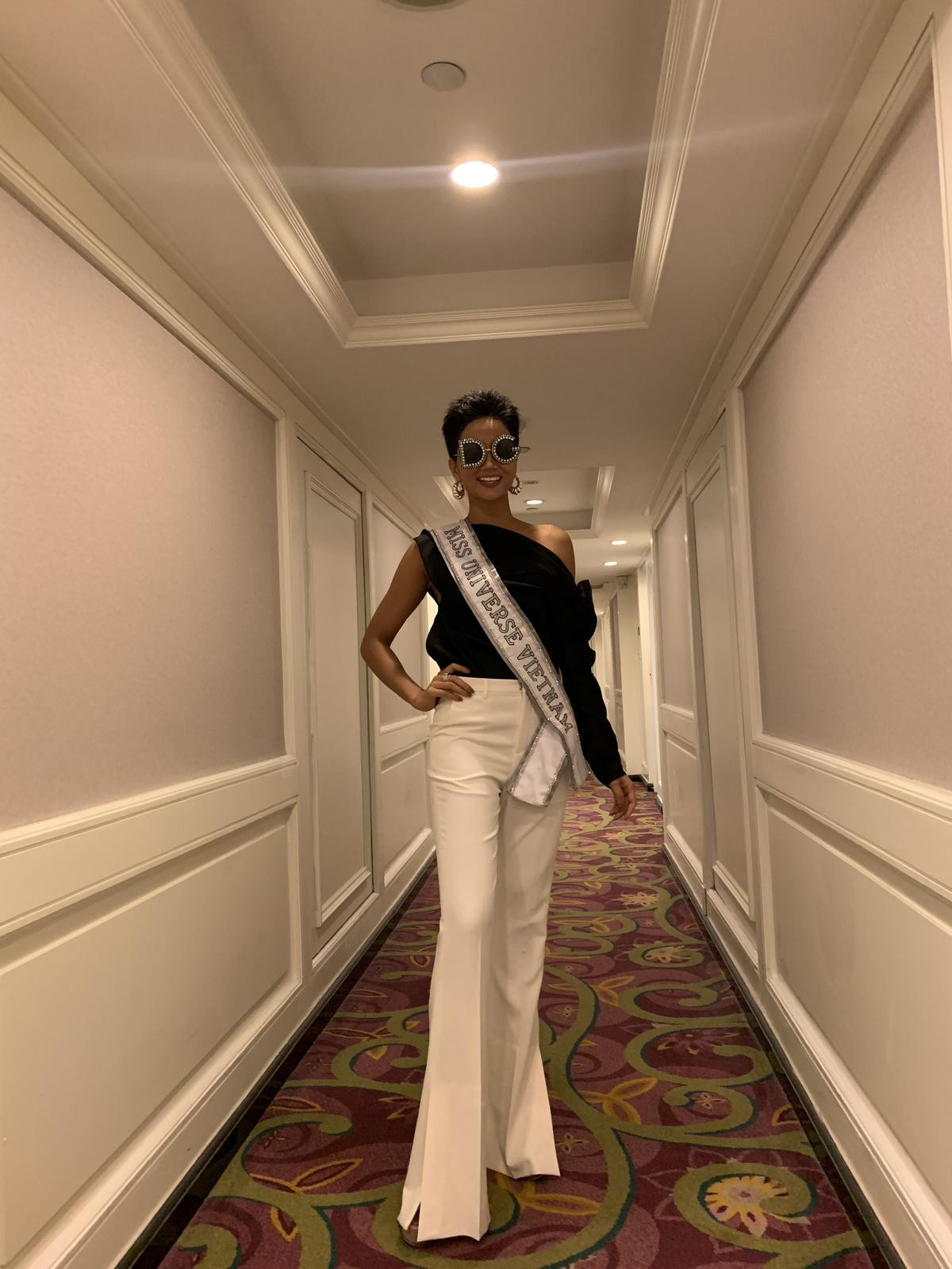 Vừa nhập cuộc Miss Universe, H'Hen Niê đã 'ngầu tới bến' với cặp màu kinh điển và phụ kiện ấn tượng Ảnh 1