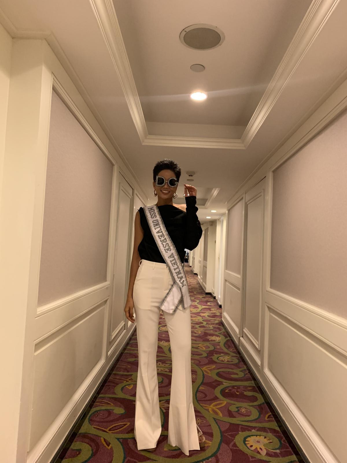 Vừa nhập cuộc Miss Universe, H'Hen Niê đã 'ngầu tới bến' với cặp màu kinh điển và phụ kiện ấn tượng Ảnh 3