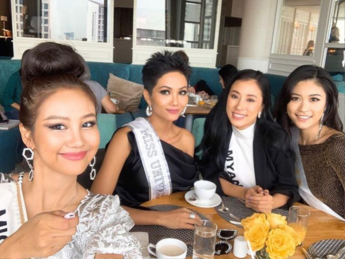 Ngày thứ 2 của H'Hen Niê ở Miss Universe: 'Chặt đẹp' chị em sinh đôi, đeo kính hàng hiệu như 'chị đại' Ảnh 1