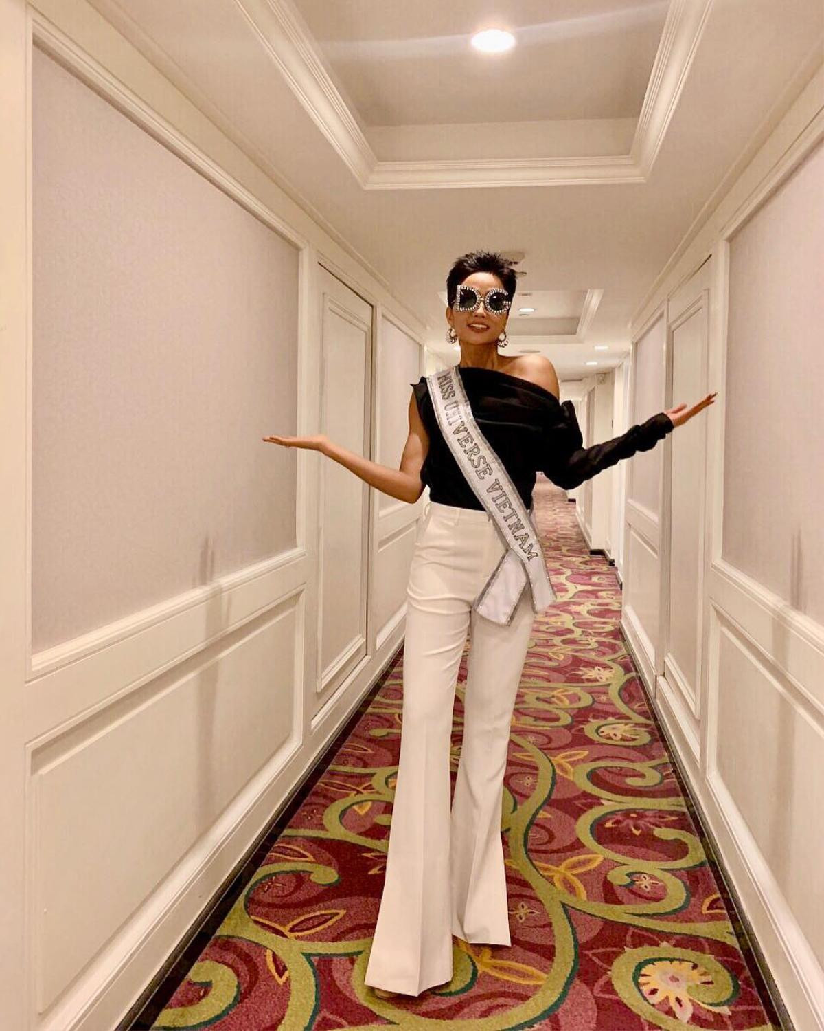 Ngày thứ 2 của H'Hen Niê ở Miss Universe: 'Chặt đẹp' chị em sinh đôi, đeo kính hàng hiệu như 'chị đại' Ảnh 2